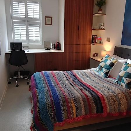 Comfortable Room With Ensuite London Exterior photo