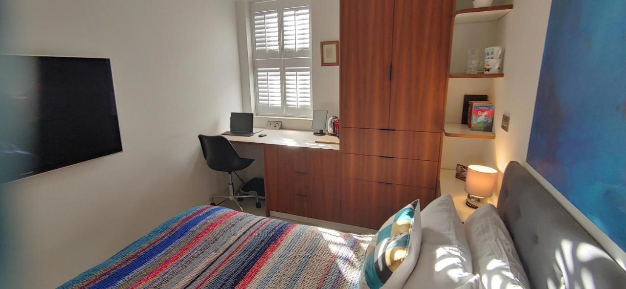 Comfortable Room With Ensuite London Exterior photo