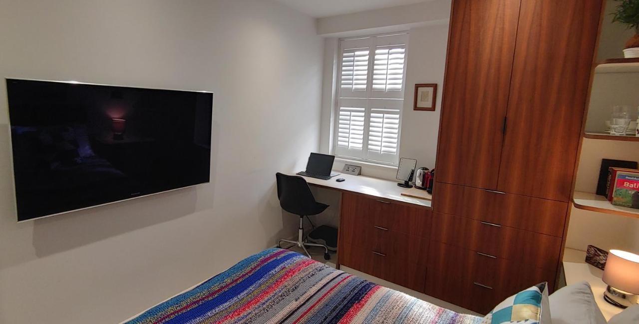 Comfortable Room With Ensuite London Exterior photo